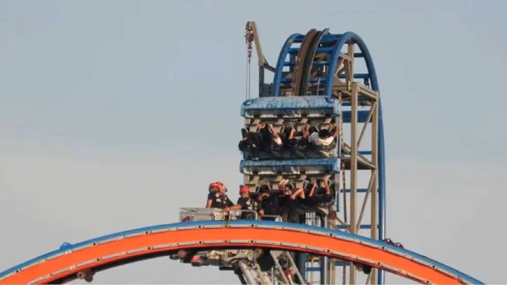 Bomberos evacuaron con arneses a ocho jóvenes atrapados en la montaña rusa Iron Shark de Galveston, Texas.