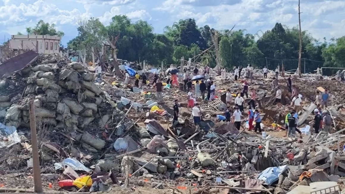 Una detonación en un depósito de explosivos mineros destruyó casas y dejó más de 70 heridos en Shan.