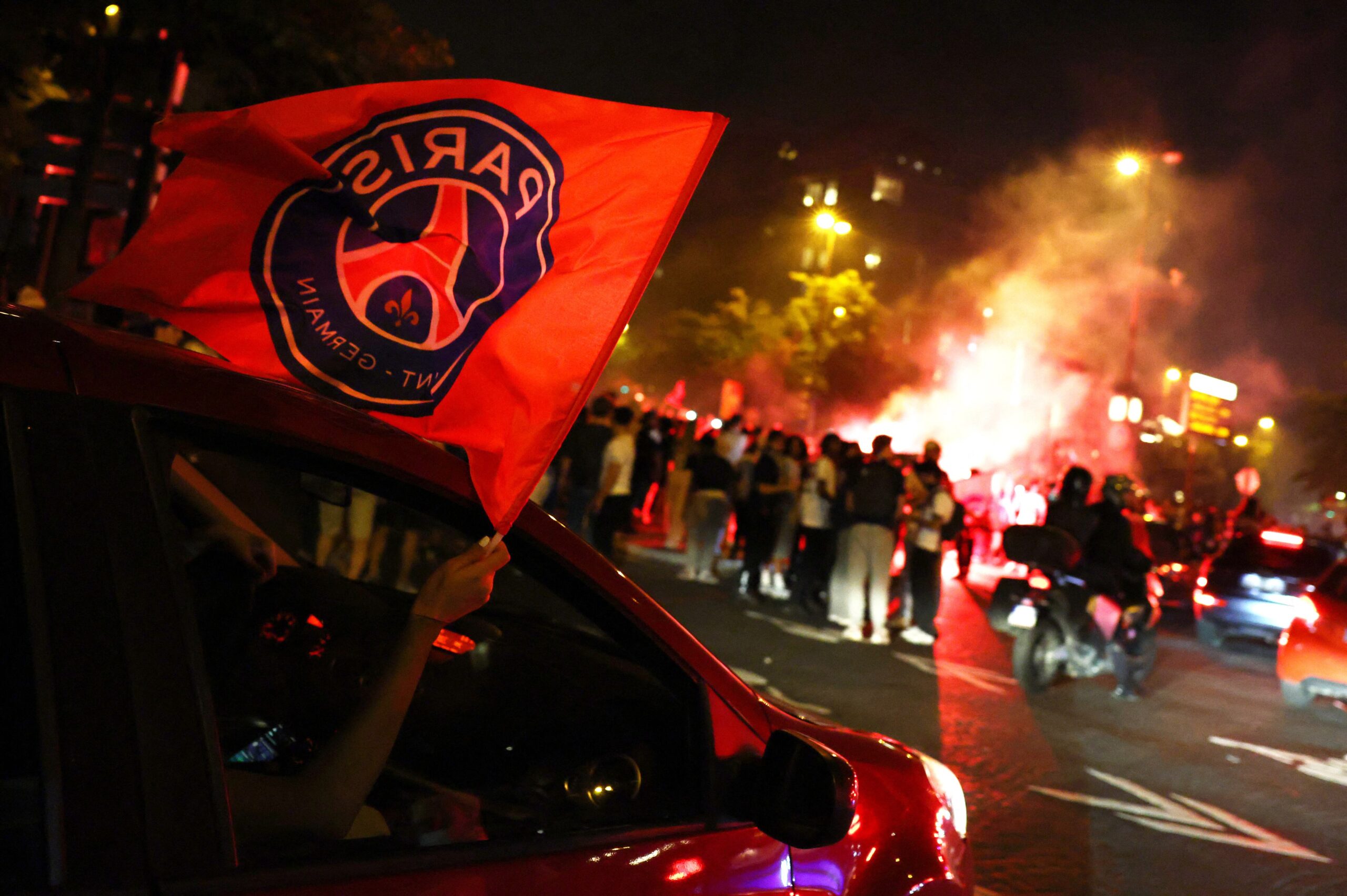 Incidentes en París y otras ciudades francesas dejan 336 detenidos y un policía herido tras el título europeo del PSG.