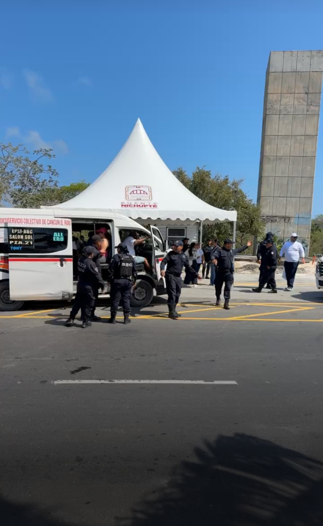 La inauguración Puente Nichupté reúne cientos de asistentes; se implementaron cierres viales, transporte gratuito y operativos de seguridad.