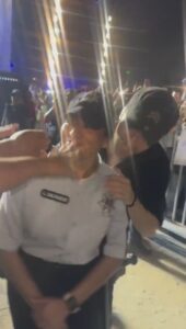 Enrique Iglesias besa a una policía en concierto en Villahermosa y se vuelve viral