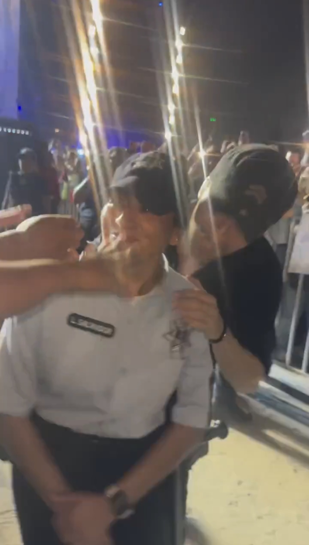 Enrique Iglesias besa a una policía en concierto en Villahermosa y se vuelve vira