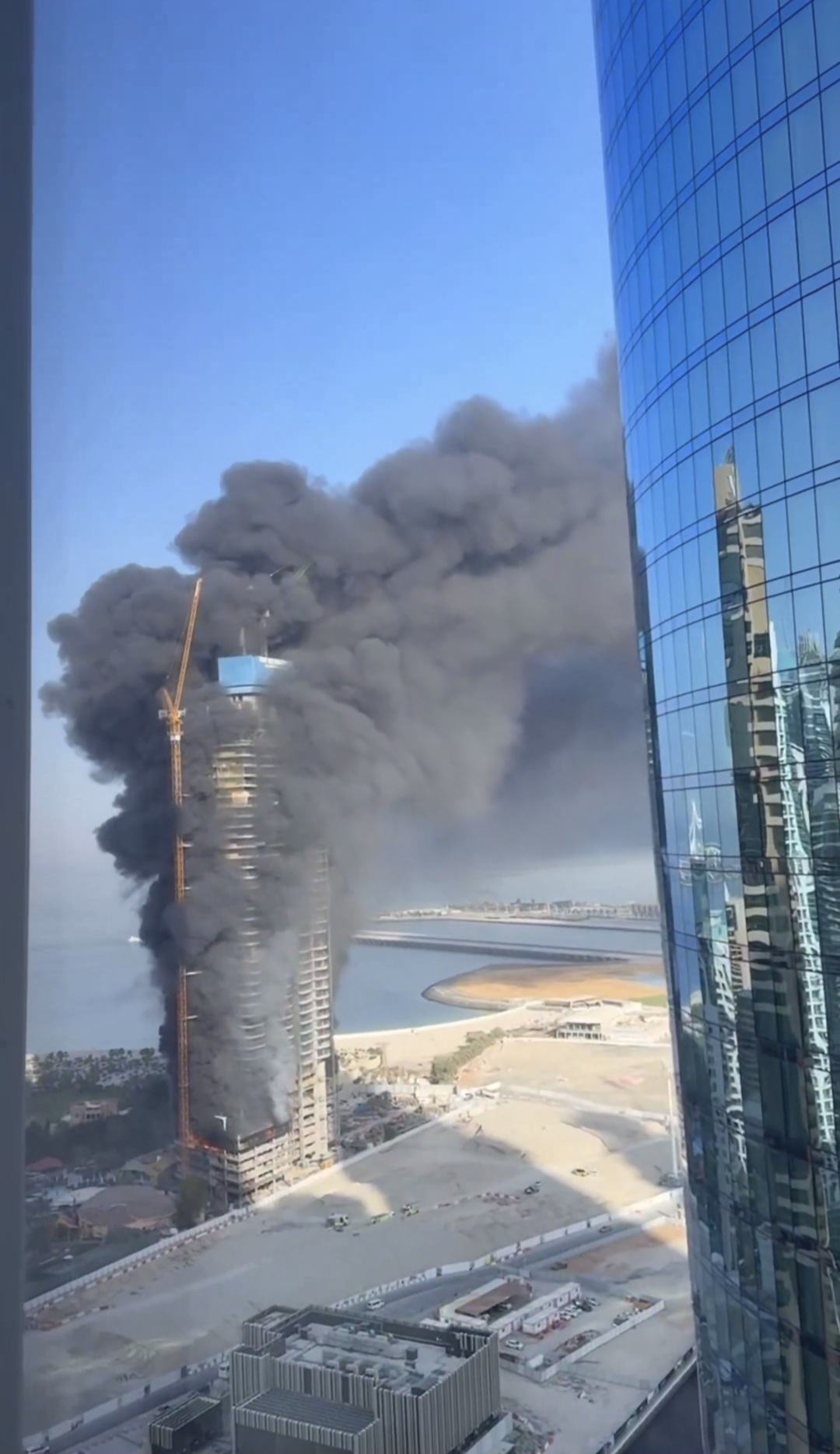 Arde edificio de cincuenta pisos en construcción en Dubái Marina.