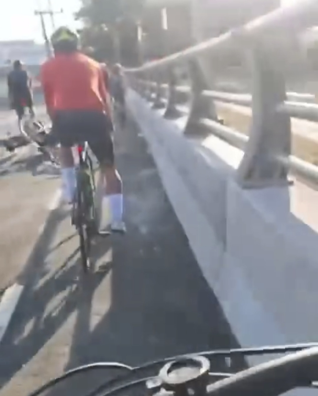 Caída múltiple de ciclistas en el Puente Nichupté deja un lesionado