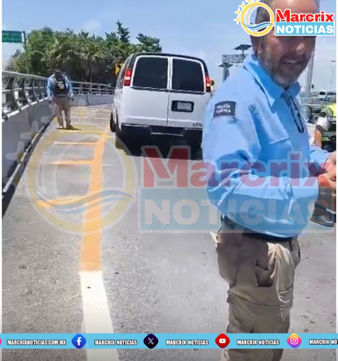 Taxistas logran acceso al Puente Nichupté tras bloqueo