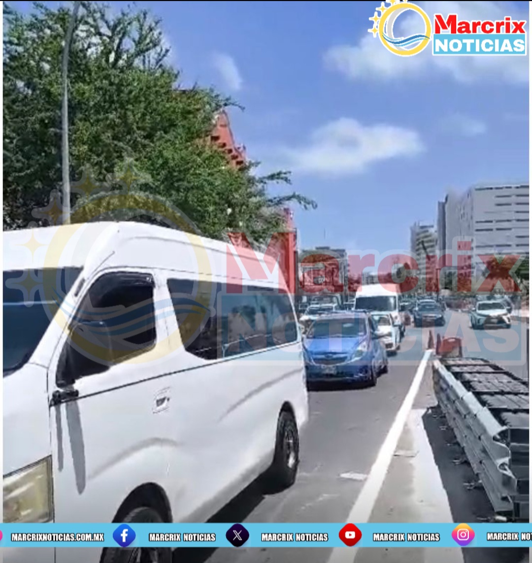 Taxistas logran acceso al Puente Nichupté tras bloqueo