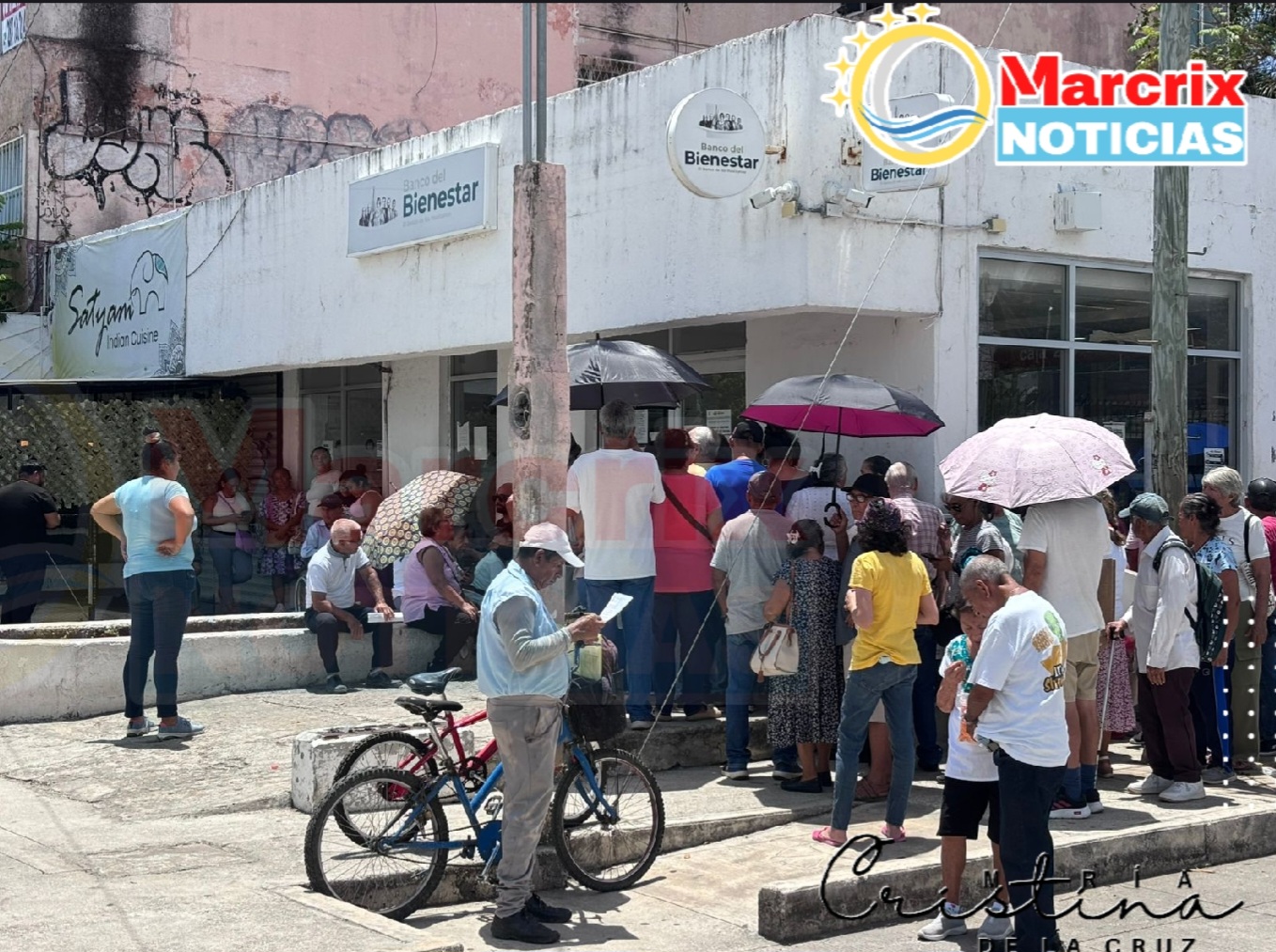 Adultos mayores soportan largas filas, sol y calor por el pago del Bienestar en Cancún