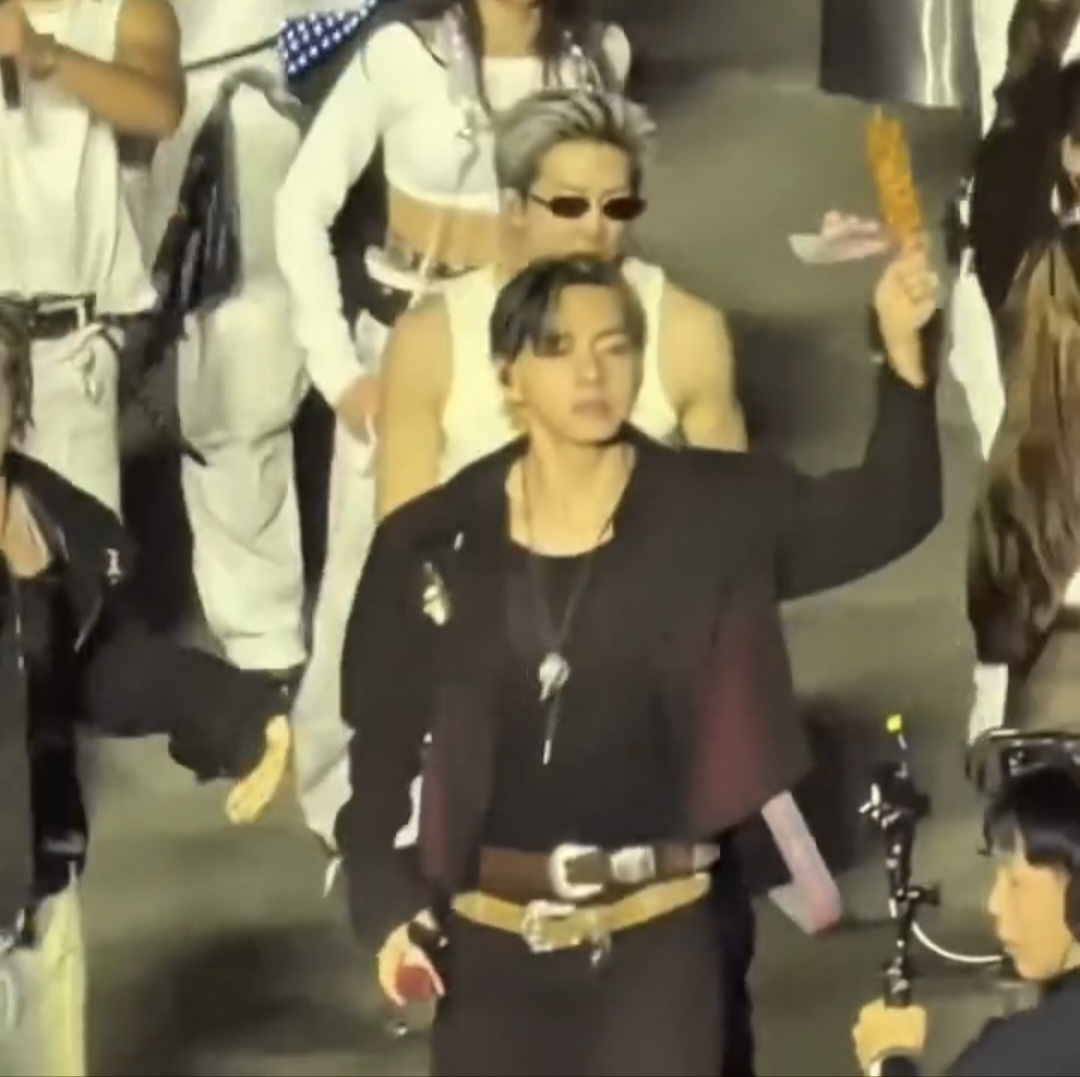 V de BTS se vuelve viral por comprar una banderilla durante su concierto