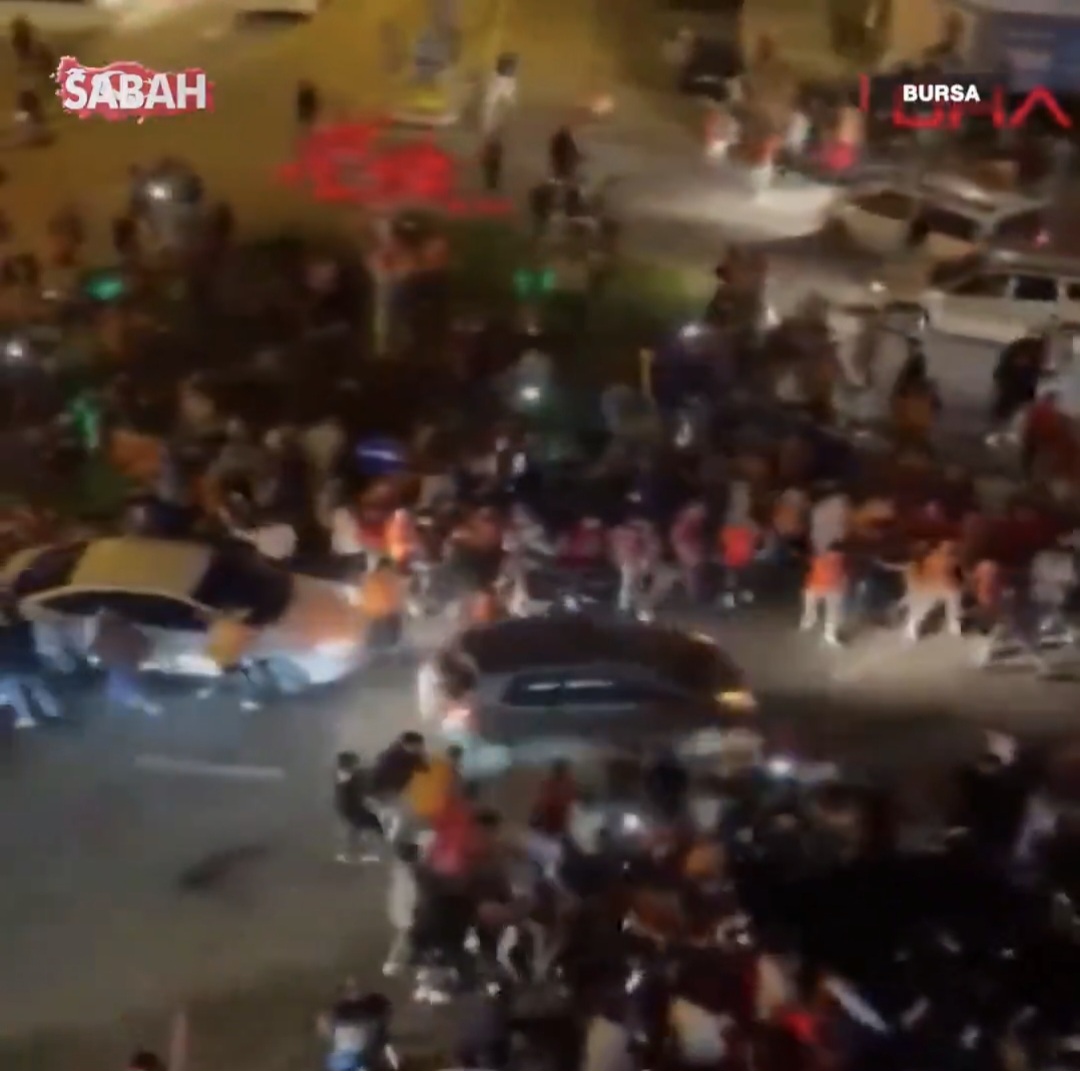 Vehículo embiste a aficionados del Galatasaray en Bursa, Turquía