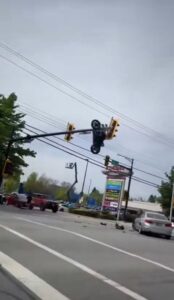 Moto queda colgando de un semáforo tras un accidente en Canadá