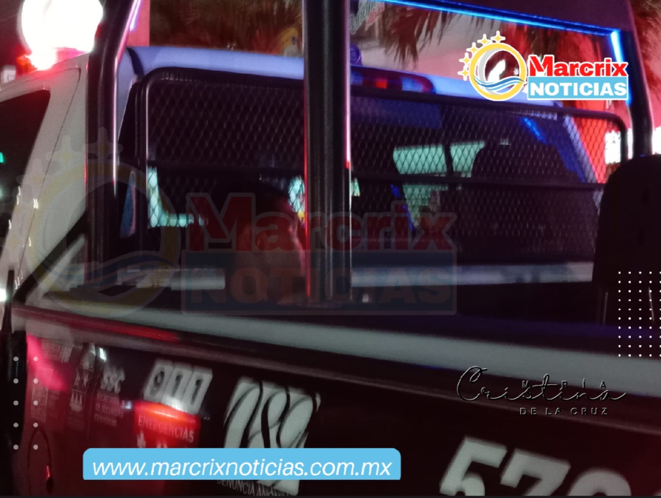 Hombre sube a un espectacular y provoca un operativo policiaco en Cancún, tras el presunto robo de dinero en una gasolinera.
