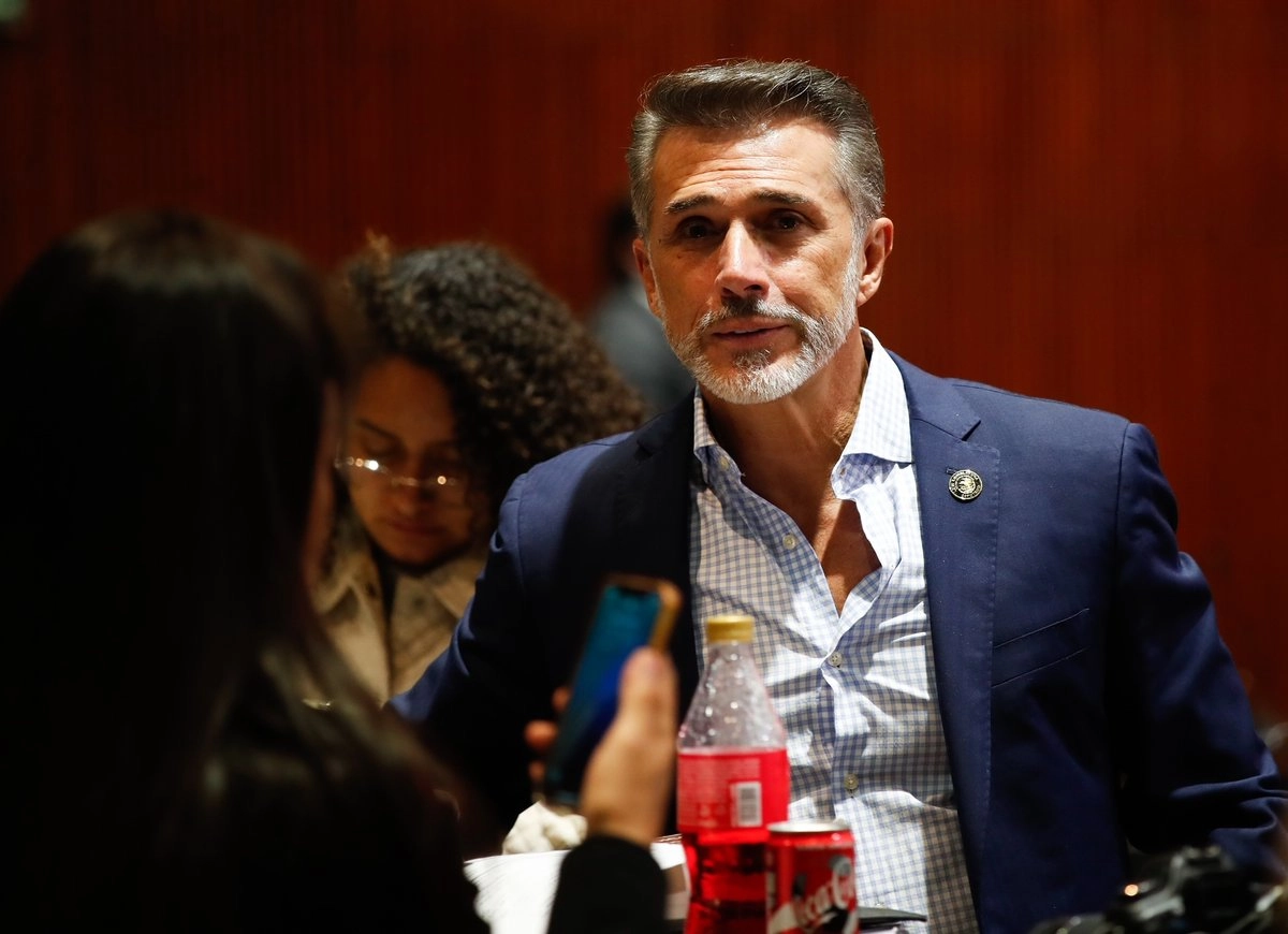Renuncia Sergio Mayer a Morena tras suspensión partidista por La Casa de Los Famosos
