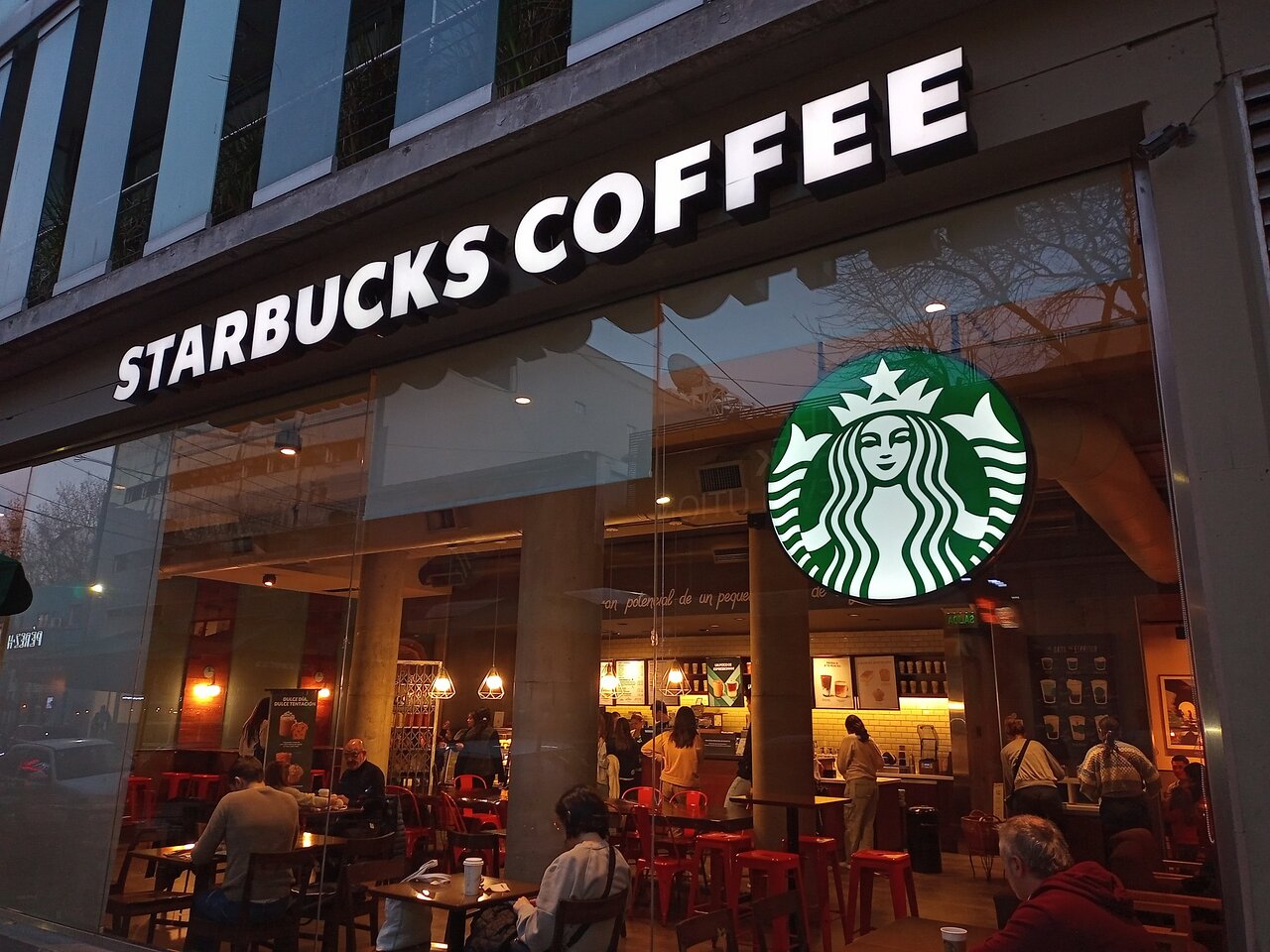 IA "trolea" a Starbucks, por nueve meses realizó inventarios errados