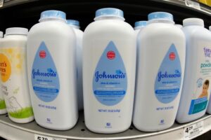Johnson & Johnson enfrenta más de 7 mil demandas por usar cancerígenos en su talco