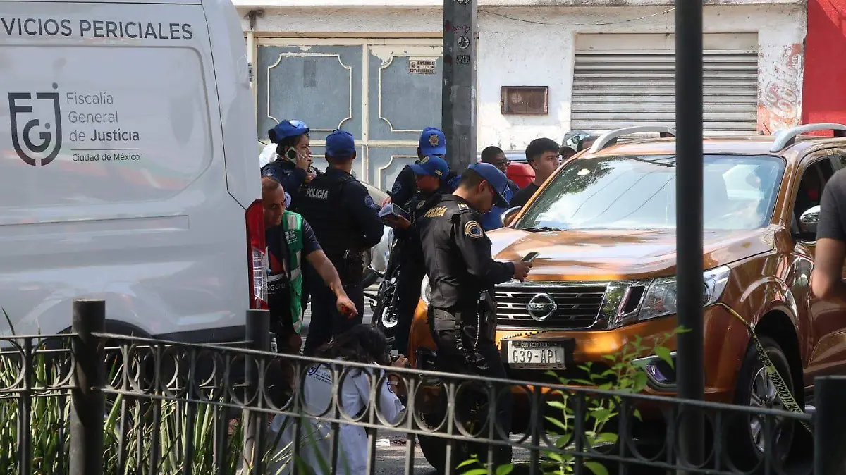 Cuerpos periciales en levantmiento en CDMX.