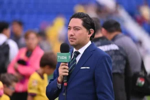 Periodista de TUDN no puede salir de Sudáfrica tras arresto