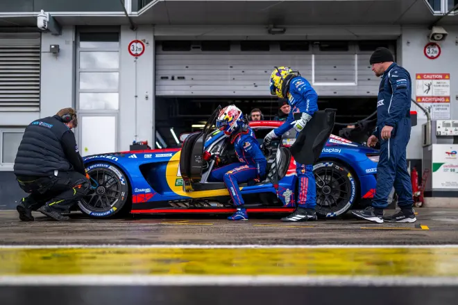 El tetracampeón de F1 lideraba la prueba con más de 40 segundos de ventaja cuando una avería mecánica forzó el abandono.