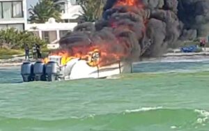 Incendio consume lancha turística frente a costas de Progreso durante paseo del Día de las Madres