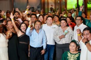 Renán reconoce la labor de las maestras y maestros de Cozumel