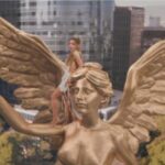 Shakira sube al Ángel de la Independencia