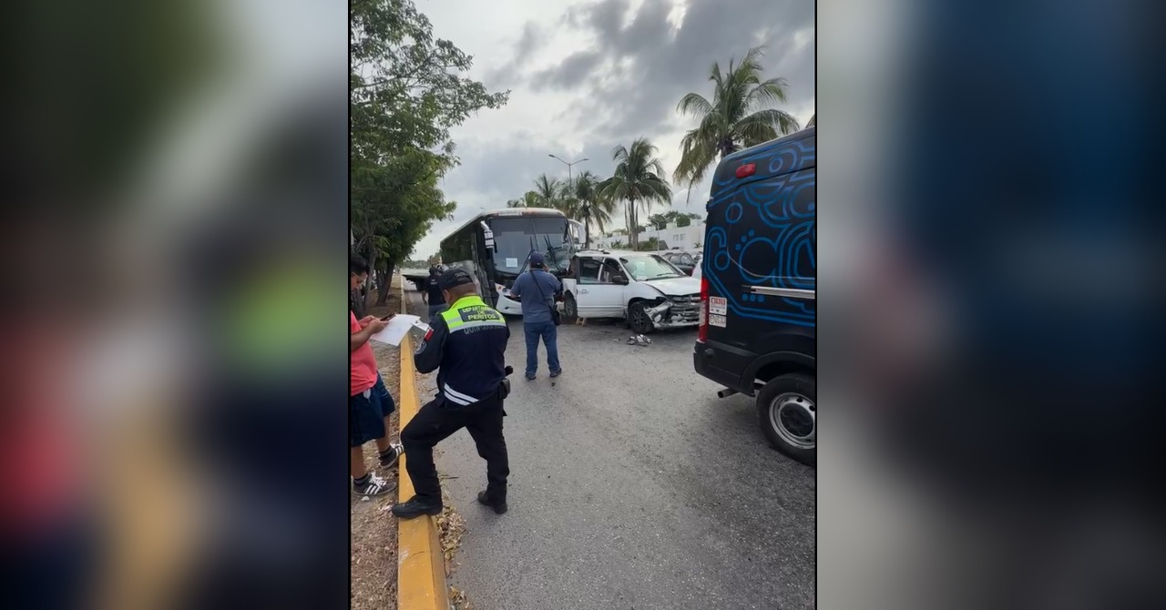 Autobús de hotel choca contra camioneta y deja una mujer lesionada en Playa del Carmen