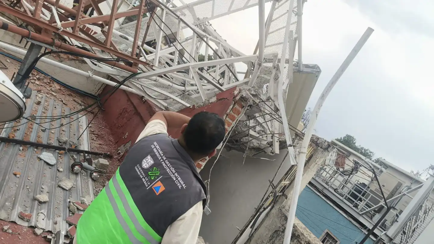 Colapsa antena de 30 metros en la Ciudad de México y aplasta varias viviendas