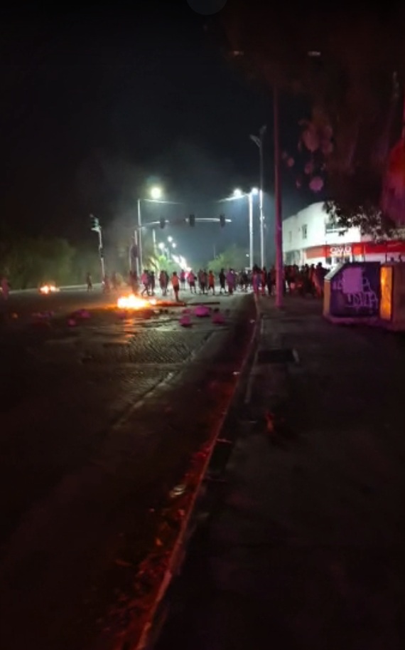 Vecinos de Palmas I y colonias aledañas cerraron vialidades de Playa del Carmen la noche de este martes, para exigir energía eléctrica.