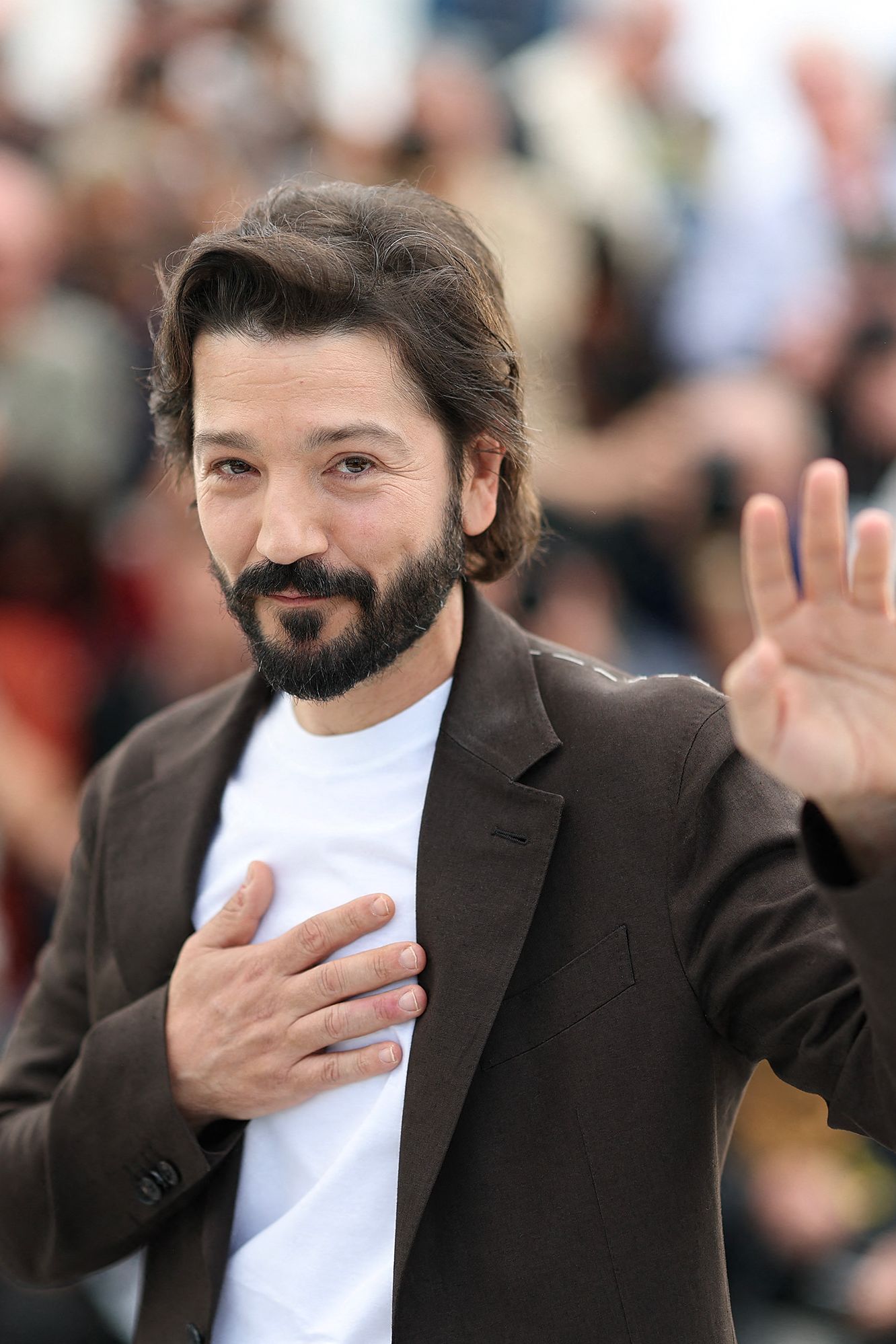 Diego Luna recibe ovación en Cannes por Ceniza en la boca