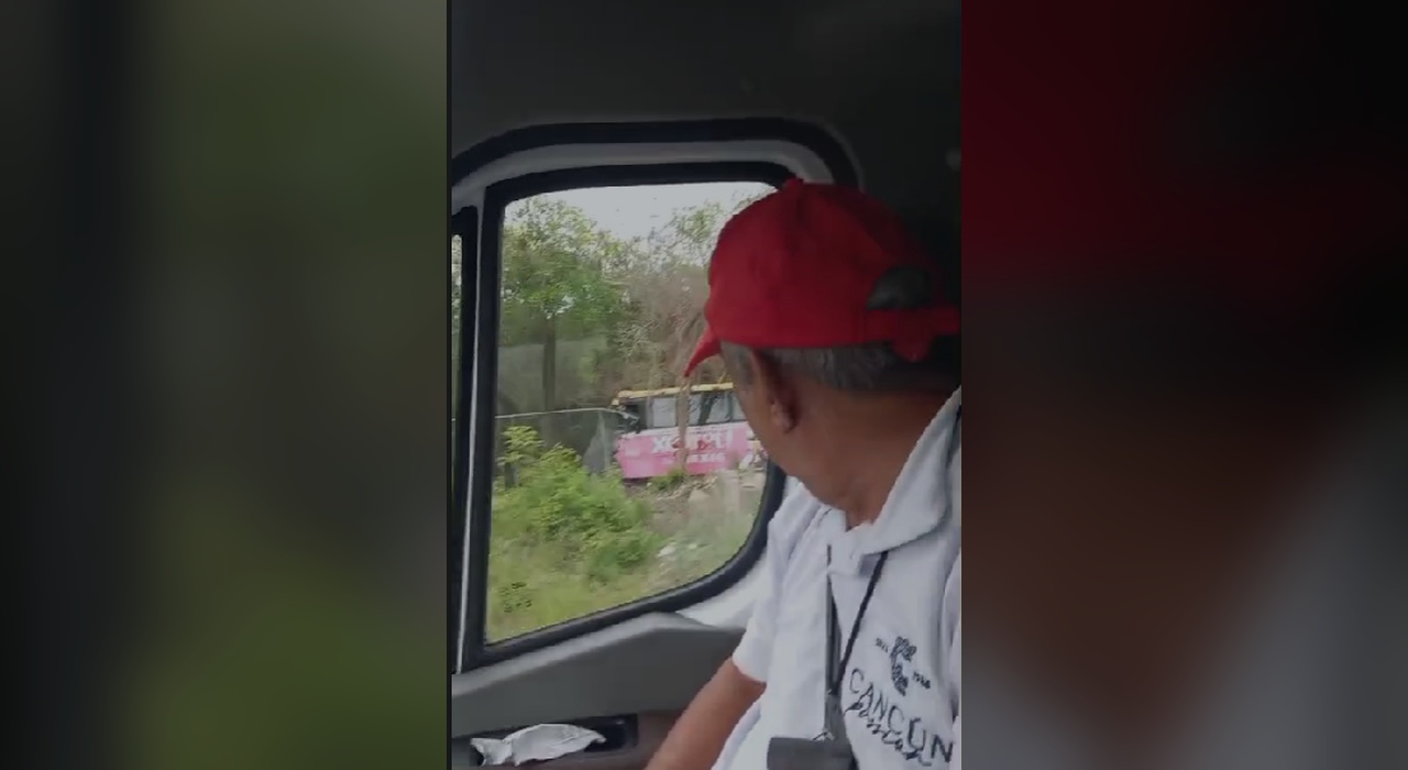 Un vehículo de Grupo Xcaret salió de la carretera al esquivar una llanta suelta de un camión de carga, impactando contra árboles al costado de la vía.