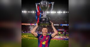 El goleador polaco cierra su ciclo azulgrana con tres títulos de Liga