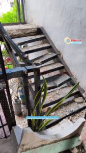 Colapsan escaleras de edificio, mujer resulta herida en Corales de Cancún