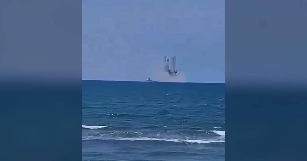 Vecinos de Sánchez Magallanes reportaron una posible fuga frente a sus costas. Pemex deslindó sus instalaciones.