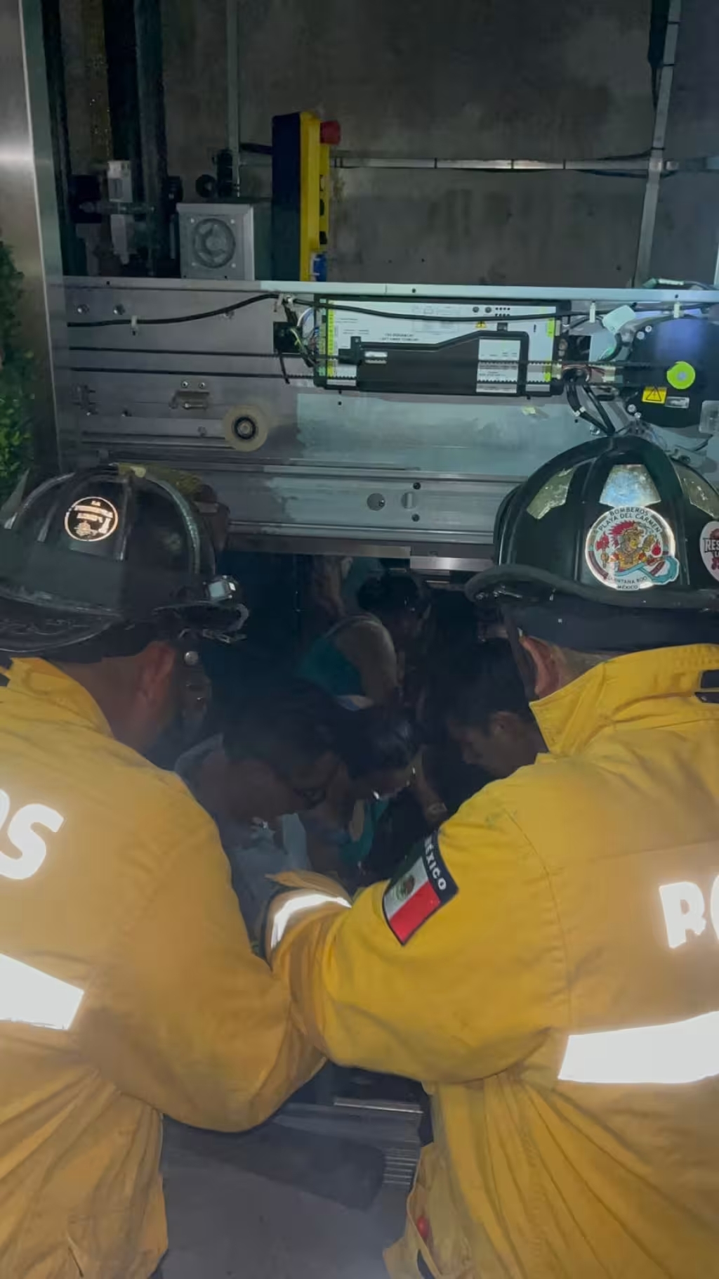 Protección Civil rescató a cuatro personas atrapadas y trasladó a un lesionado al hospital en Playa del Carmen.
