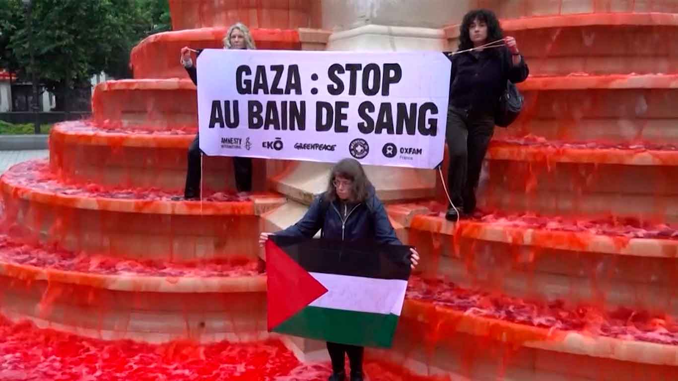 Activistas tiñen de rojo fuente en París por la guerra en Gaza