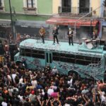 U2 filma video secreto sobre autobús en el Centro Histórico capitalino