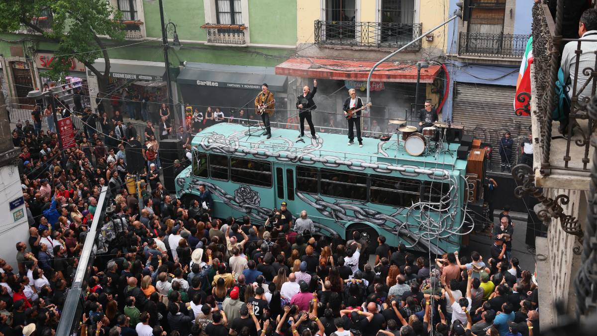 U2 filma video secreto sobre autobús en el Centro Histórico capitalino