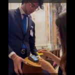Feligreses realizan el pago de su diezmo con tarjeta en el Vaticano