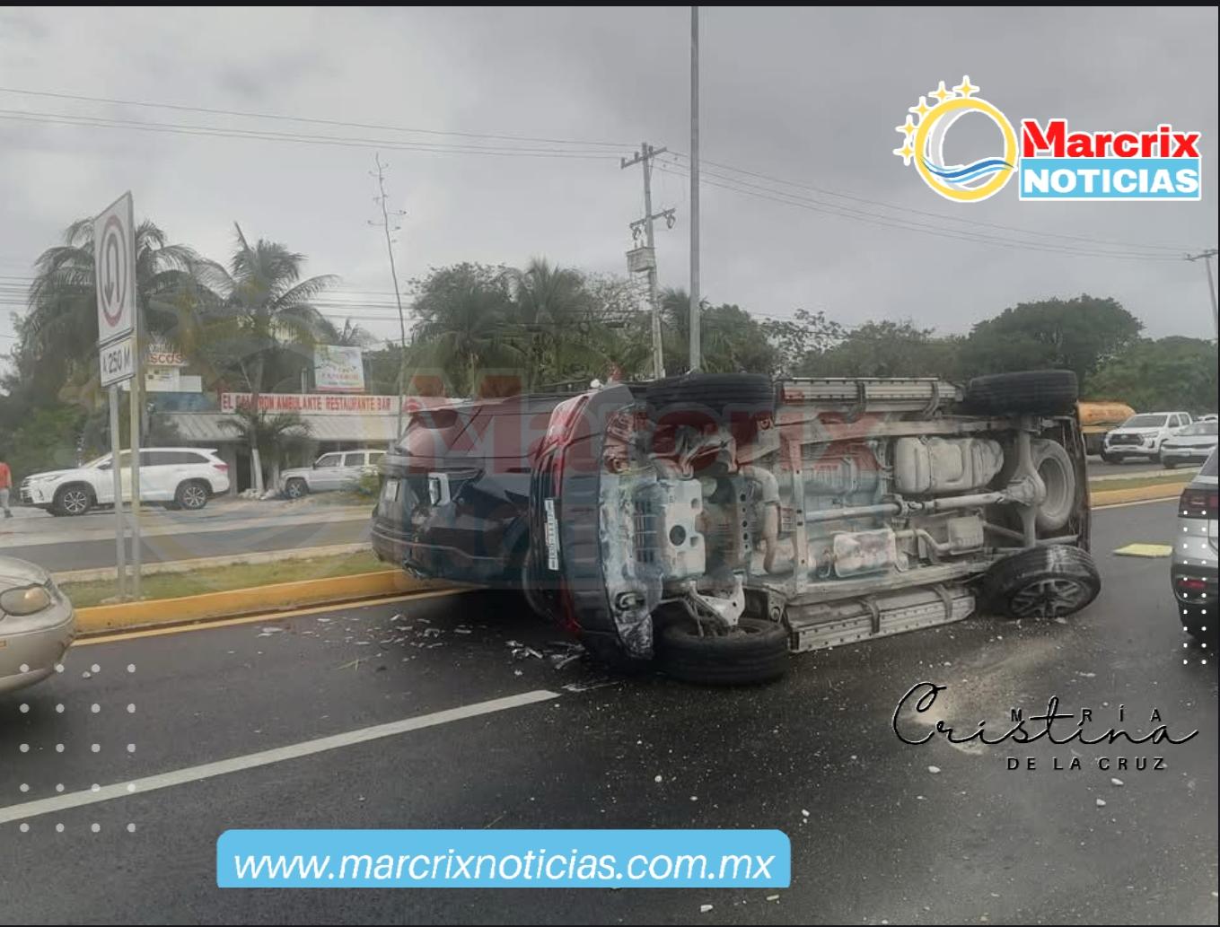 Un fuerte accidente entre dos camionetas en el bulevar Colosio de Cancún dejó al menos tres personas lesionadas y provocó caos vial rumbo al aeropuerto.