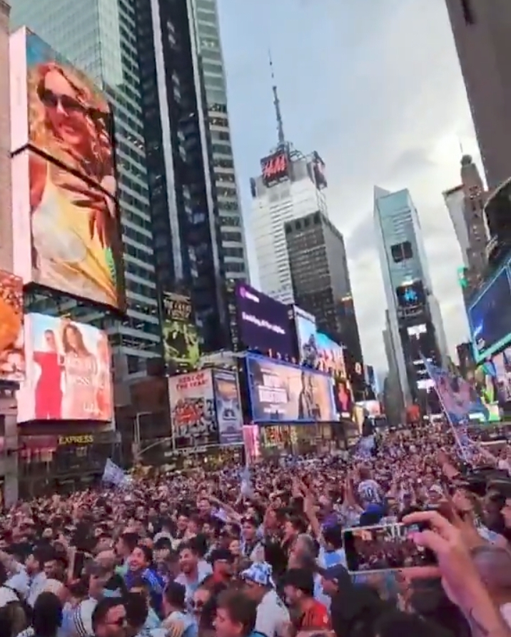 Registran pelea entre aficionados de Argentina y Argelia en Times Square durante el Mundial 2026