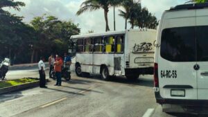 Se registra accidente de motociclista en Zona Hotelera de Cancún tras choque contra autobús de transporte de personal