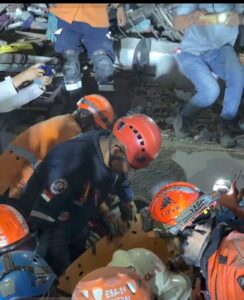Hallan rescatistas mexicanos a un sobreviviente cinco días después de los sismos en Venezuela