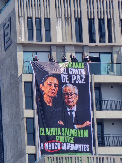 Irrumpe colectivo con manta contra Claudia Sheinbaum durante informe y desata protesta en Ciudad de México