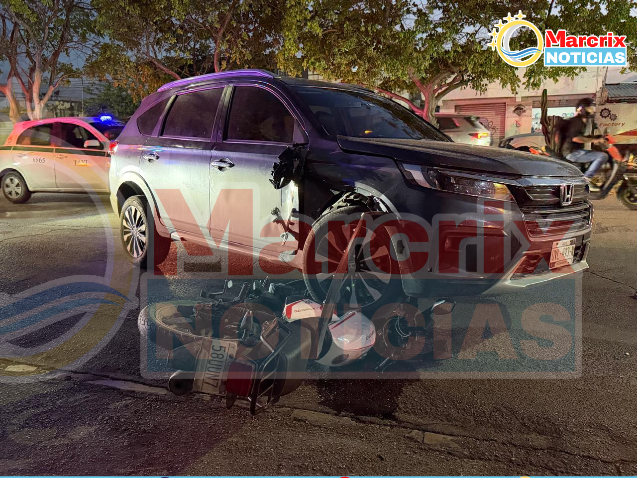 Una pareja que viajaba en motocicleta resultó lesionada luego de ser embestida por una camioneta en la av. Rancho Viejo de Cancún.