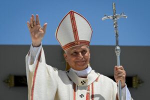 El papa León XIV es desalojado del avión que lo llevaría de España a Roma