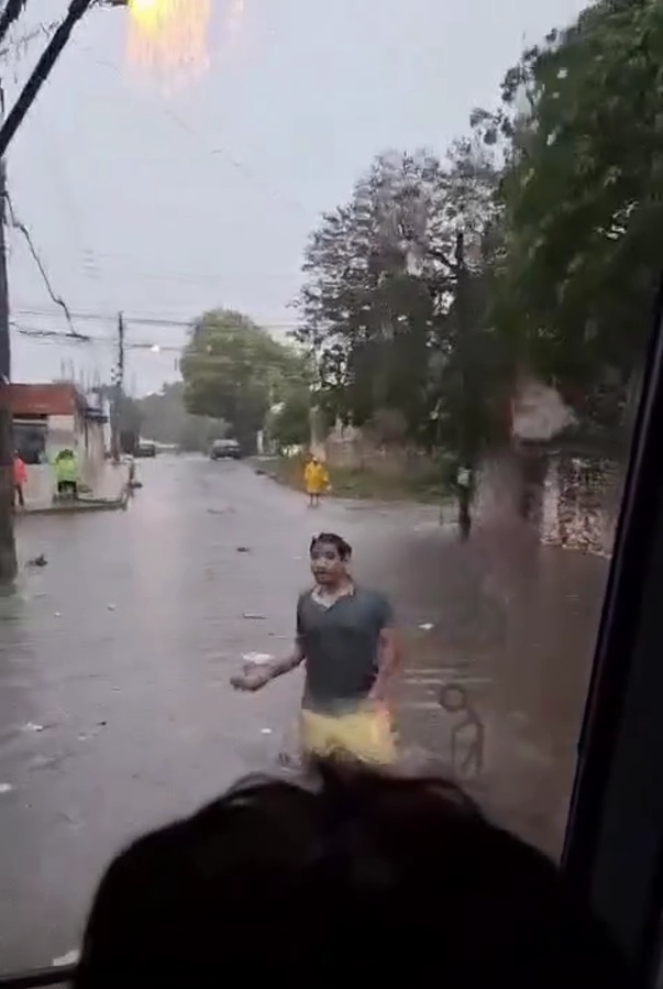 Vecino de Mérida apedrea unidad del Va y Ven por arrojar agua dentro de su vivienda