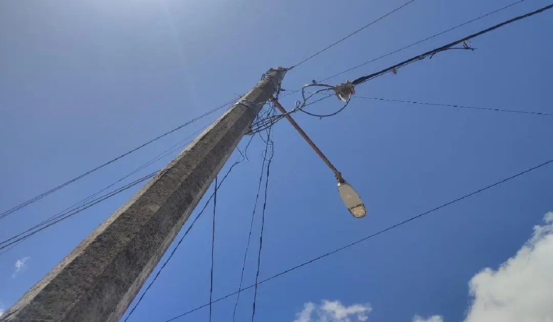 Colonias del norte y centro de Cancún reportan falta de energía; autoridades no han confirmado la causa.