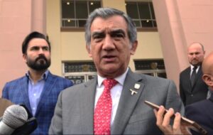 Américo Villarreal muestra su visa y asegura que está vigente