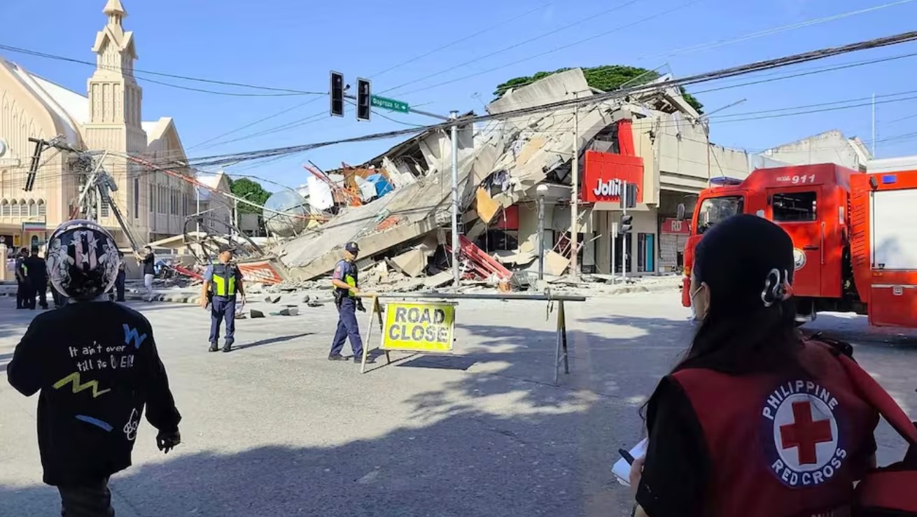 Terremoto de 7.8 en Filipinas deja al menos 32 muertos y más de 200 heridos
