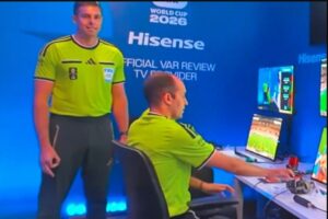 Piden expulsar del Mundial 2026 a árbitro tras polémico gesto de supremacía blanca