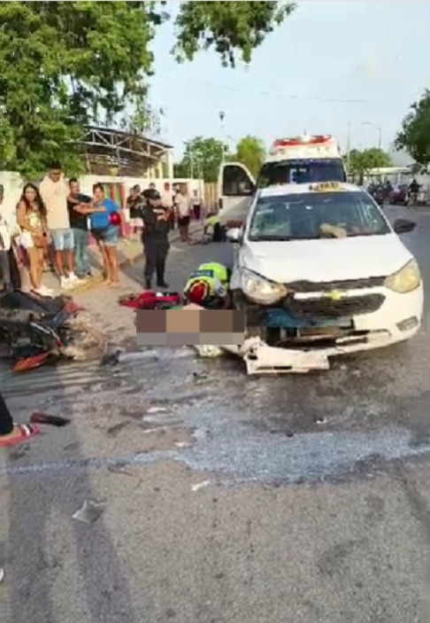 Motociclista circula en sentido contrario y se estampa de frente contra un taxista